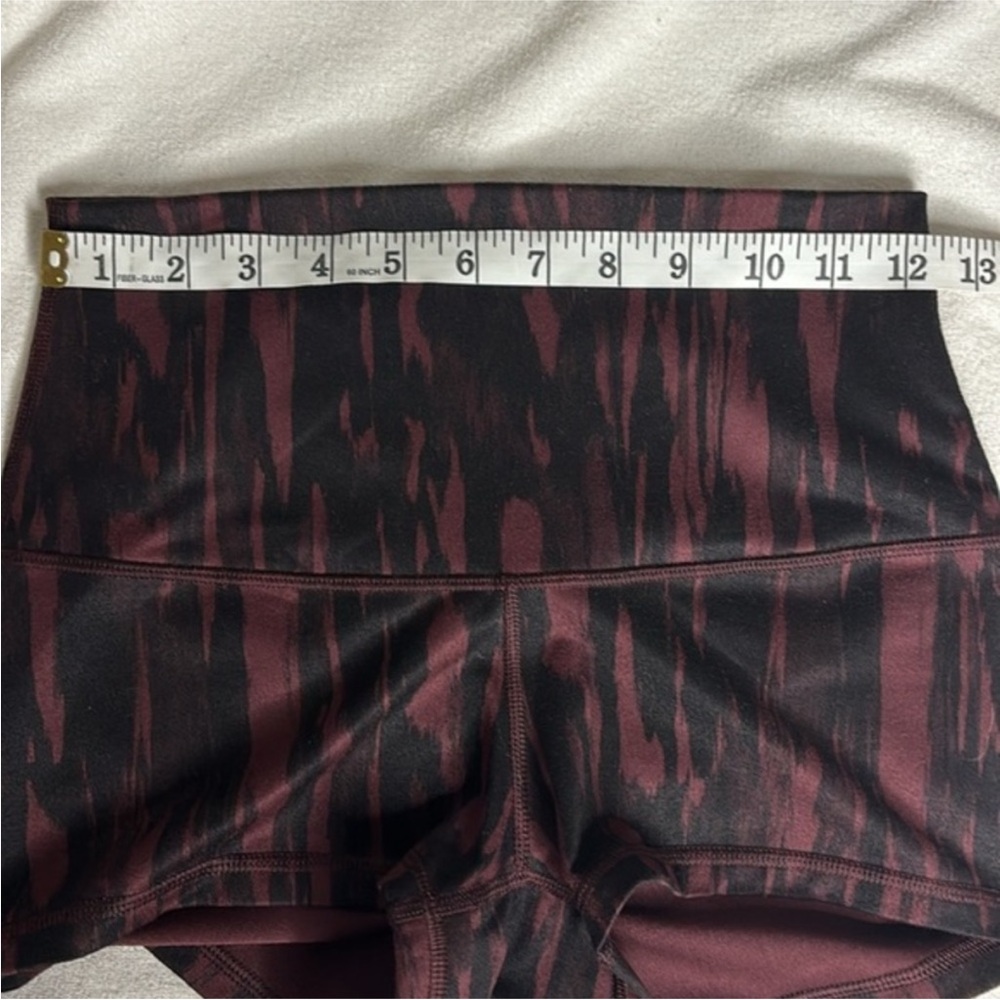Lululemon Boogie Short Roll Down Painted Animal Bordeaux Drama Black Size 4 - Picture 8 of 9